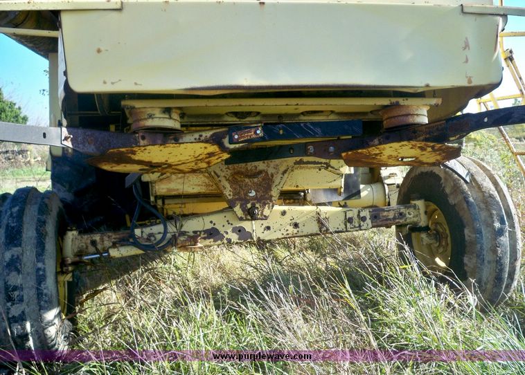 image for item 7528 New Holland TR70 combine with 20' platform with finger reel