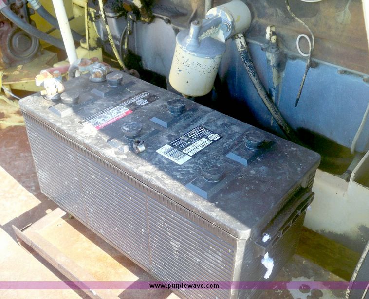 image for item 7528 New Holland TR70 combine with 20' platform with finger reel