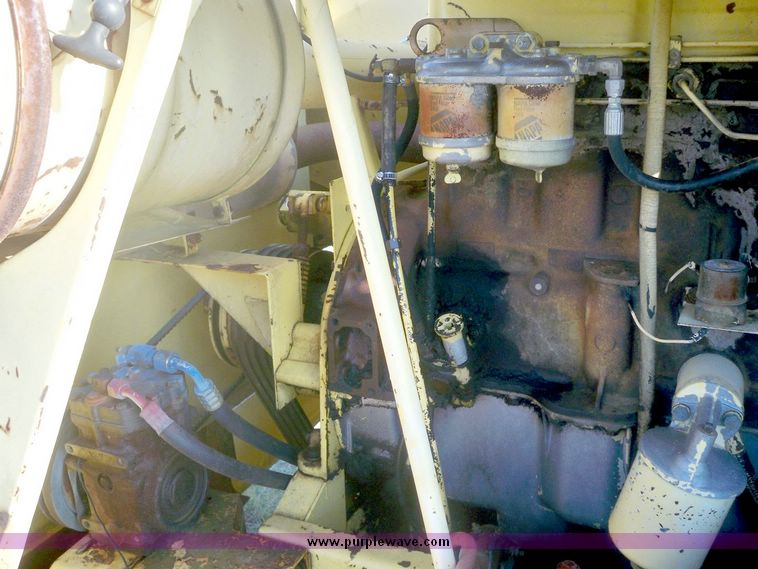 image for item 7528 New Holland TR70 combine with 20' platform with finger reel