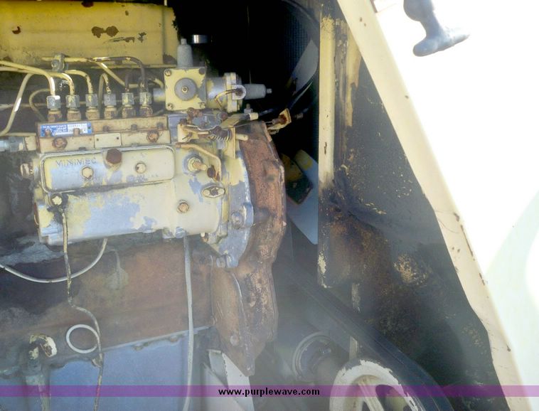 image for item 7528 New Holland TR70 combine with 20' platform with finger reel