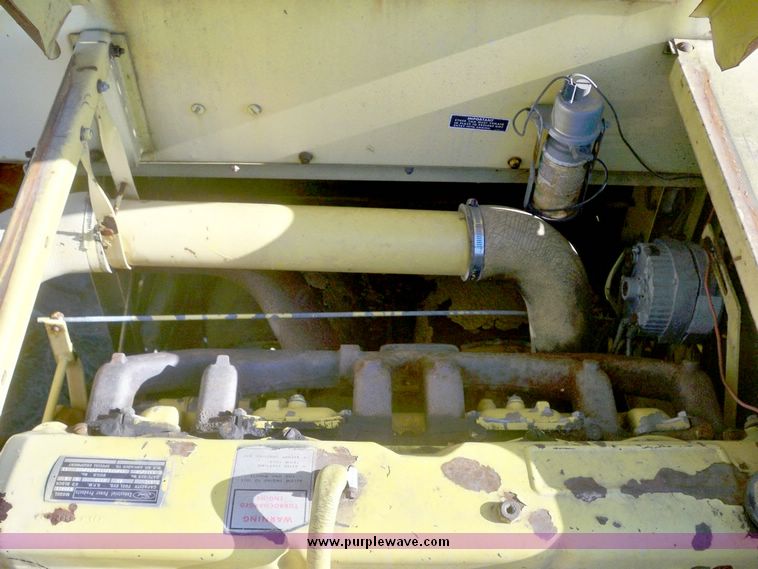 image for item 7528 New Holland TR70 combine with 20' platform with finger reel