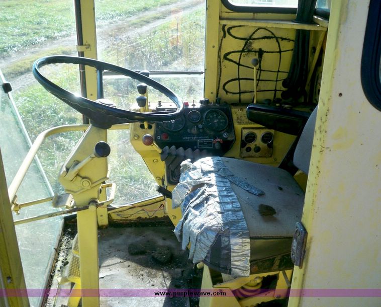 image for item 7528 New Holland TR70 combine with 20' platform with finger reel