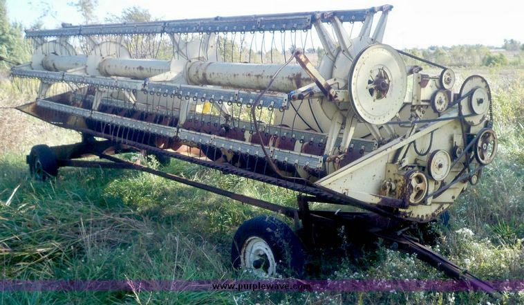 image for item 7528 New Holland TR70 combine with 20' platform with finger reel