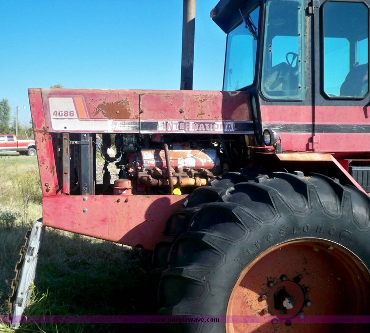 image for item 7532 International 4586 4WD tractor