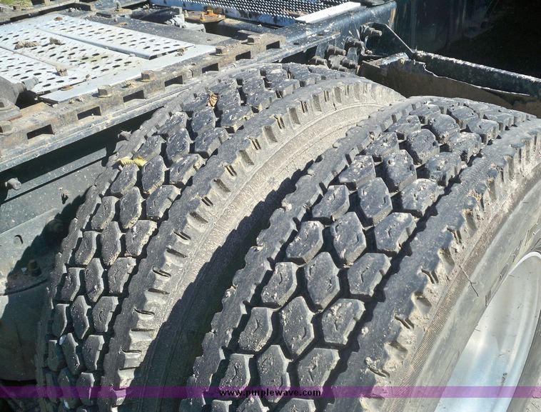 image for item 7539 1996 Mack E7-427 MAC semi with sleeper