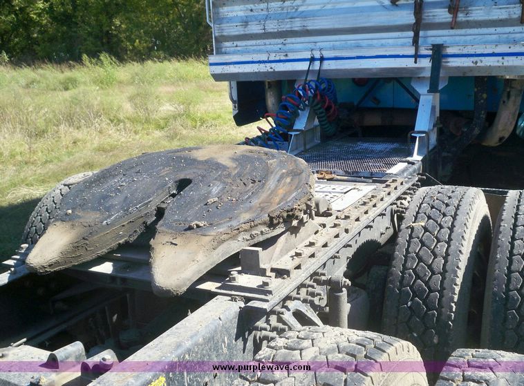 image for item 7539 1996 Mack E7-427 MAC semi with sleeper