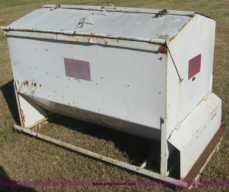 image for item 7991 Bar-Six pickup bed mount cake feeder