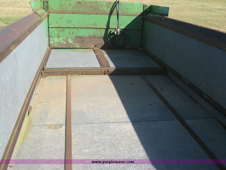 image for item 7993 John Deere 450 manure spreader