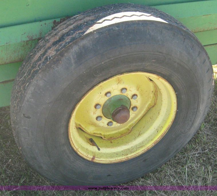 image for item 7993 John Deere 450 manure spreader