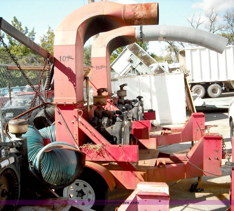 image for item 3817 2003 Giantvac Leafloader TM6500-HW municipal leaf vacuum