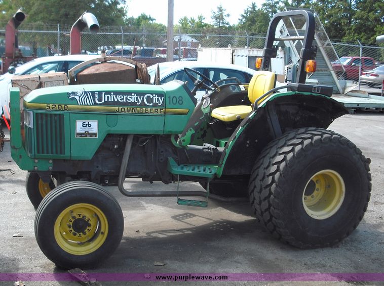 image for item 3821 1993 John Deere 5200 tractor