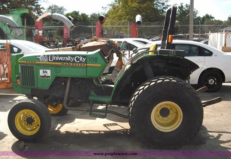 image for item 3821 1993 John Deere 5200 tractor