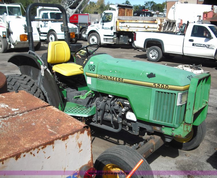 image for item 3821 1993 John Deere 5200 tractor