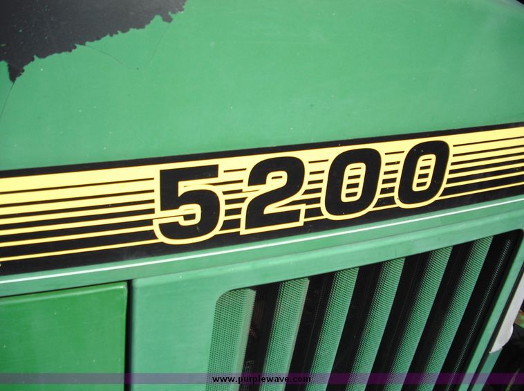 image for item 3821 1993 John Deere 5200 tractor