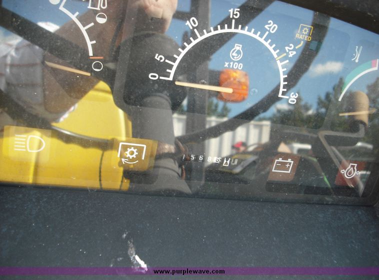 image for item 3821 1993 John Deere 5200 tractor