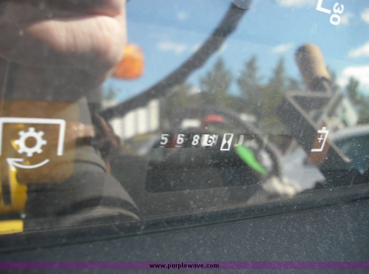 image for item 3821 1993 John Deere 5200 tractor