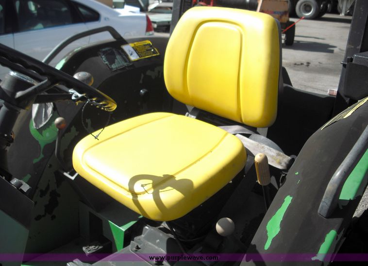 image for item 3821 1993 John Deere 5200 tractor