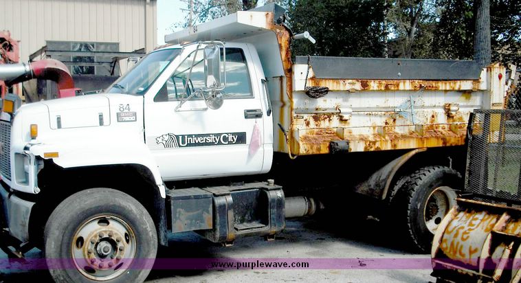 image for item 3826 2000 GMC C7500 dump truck with plow and spreader controls