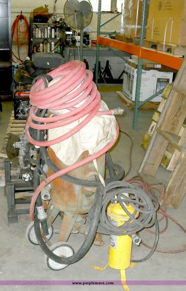 image for item 3871 Sand blaster with pressure pot and breathing filter