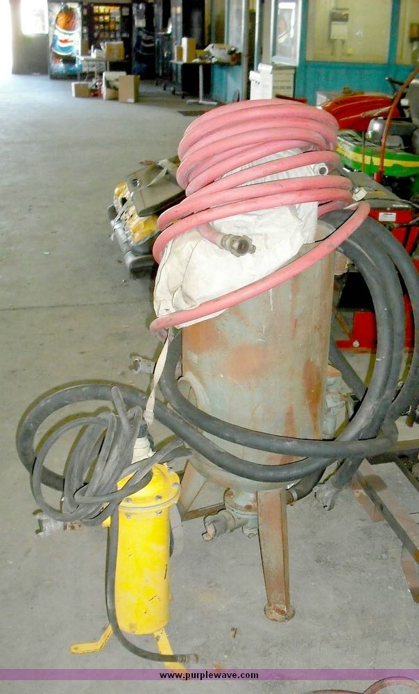 image for item 3871 Sand blaster with pressure pot and breathing filter