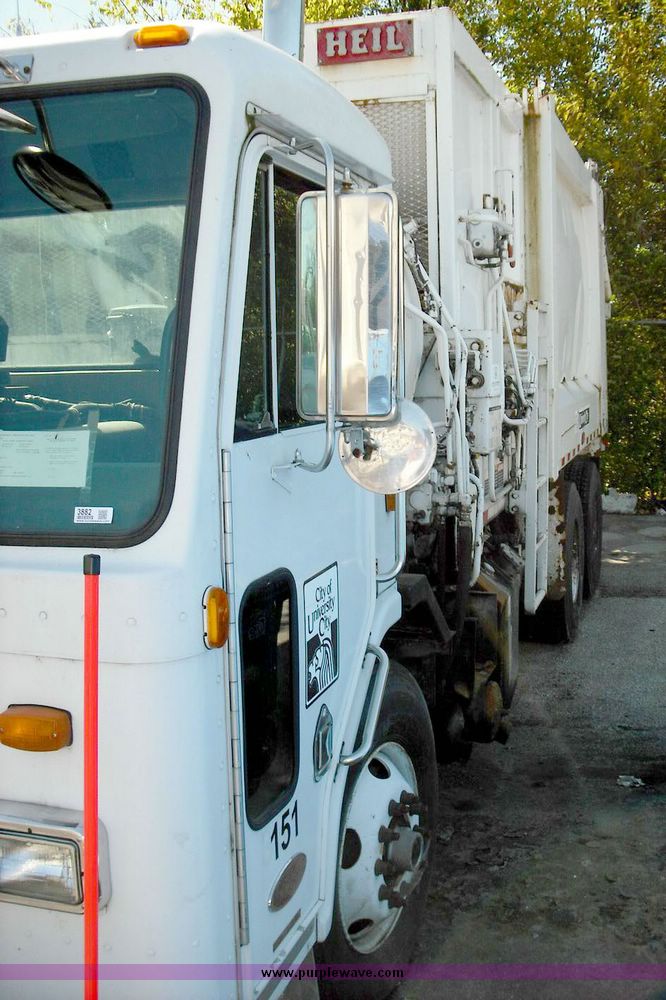image for item 3882 2000 Peterbilt 320 refuse truck