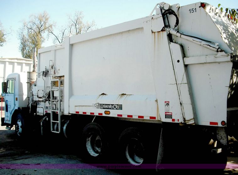 image for item 3882 2000 Peterbilt 320 refuse truck