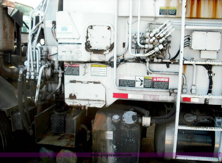 image for item 3882 2000 Peterbilt 320 refuse truck