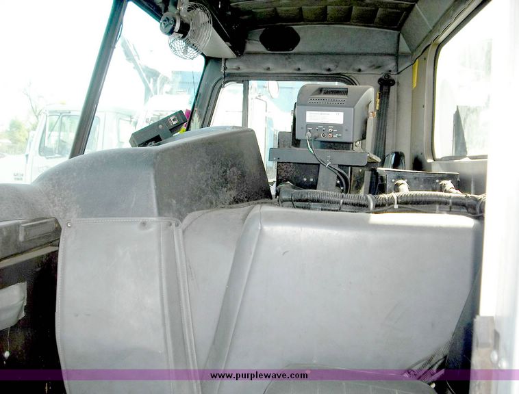 image for item 3882 2000 Peterbilt 320 refuse truck