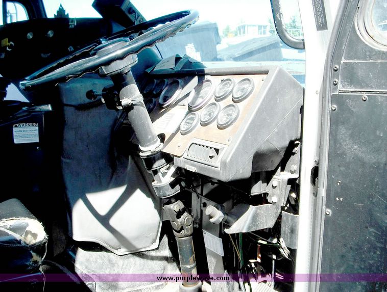 image for item 3882 2000 Peterbilt 320 refuse truck