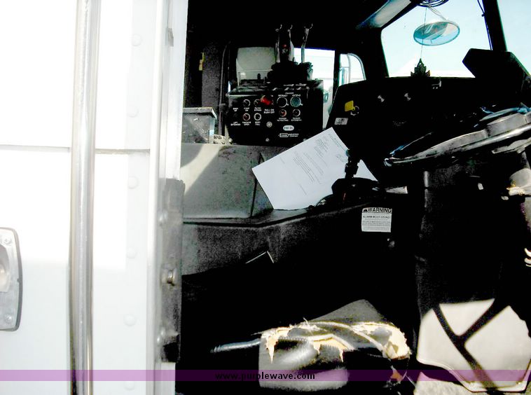 image for item 3882 2000 Peterbilt 320 refuse truck