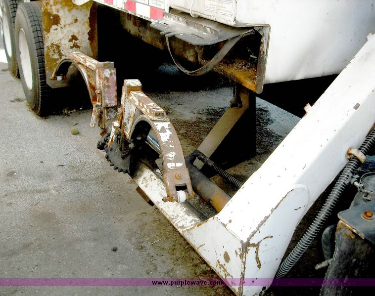 image for item 3882 2000 Peterbilt 320 refuse truck