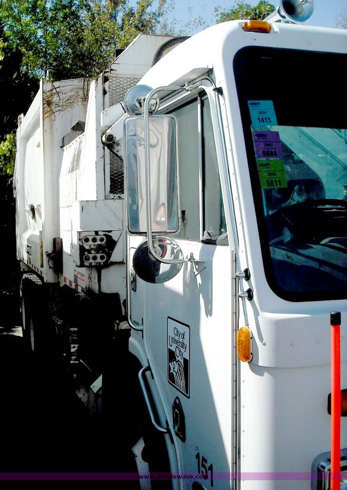 image for item 3882 2000 Peterbilt 320 refuse truck