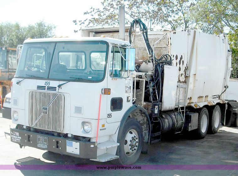 image for item 3885 2000 Volvo Xpeditor WXR refuse truck