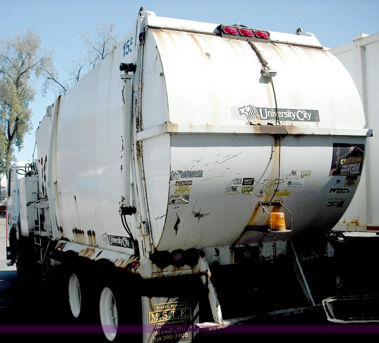 image for item 3885 2000 Volvo Xpeditor WXR refuse truck