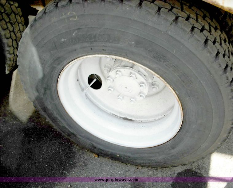 image for item 3885 2000 Volvo Xpeditor WXR refuse truck