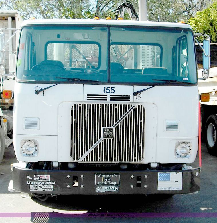 image for item 3885 2000 Volvo Xpeditor WXR refuse truck
