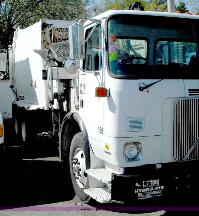 image for item 3885 2000 Volvo Xpeditor WXR refuse truck