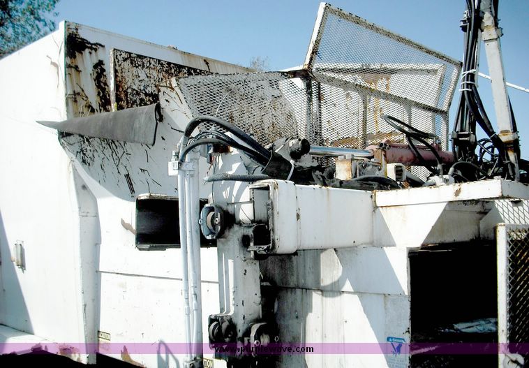 image for item 3885 2000 Volvo Xpeditor WXR refuse truck