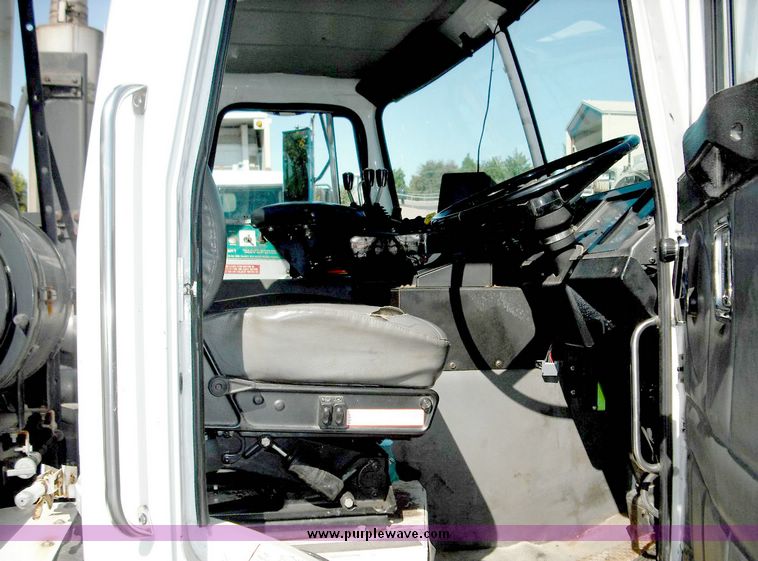 image for item 3885 2000 Volvo Xpeditor WXR refuse truck