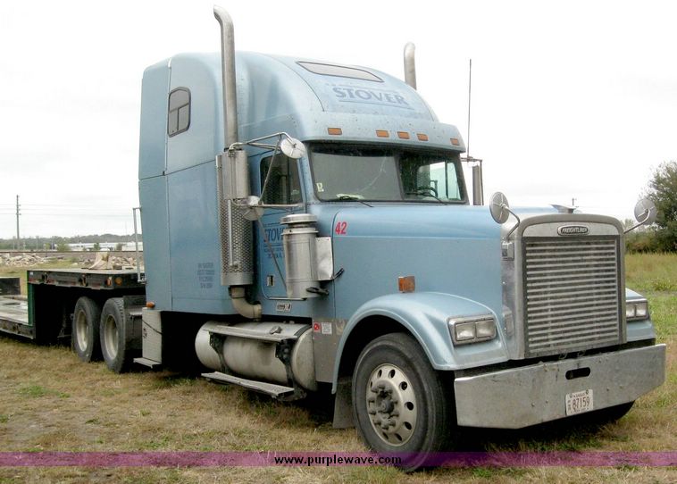 image for item 6780 2000 Freightliner Conventional FLD120 semi truck