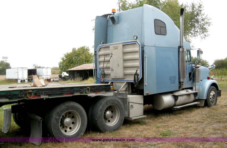 image for item 6780 2000 Freightliner Conventional FLD120 semi truck