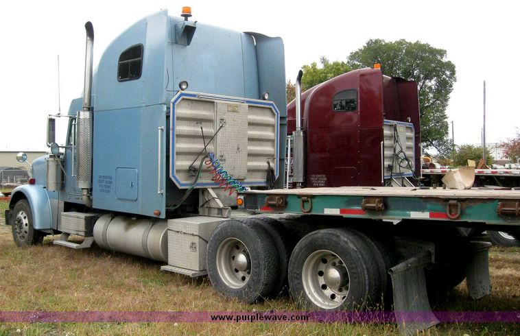 image for item 6780 2000 Freightliner Conventional FLD120 semi truck