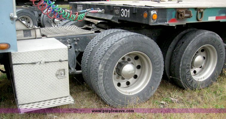 image for item 6780 2000 Freightliner Conventional FLD120 semi truck