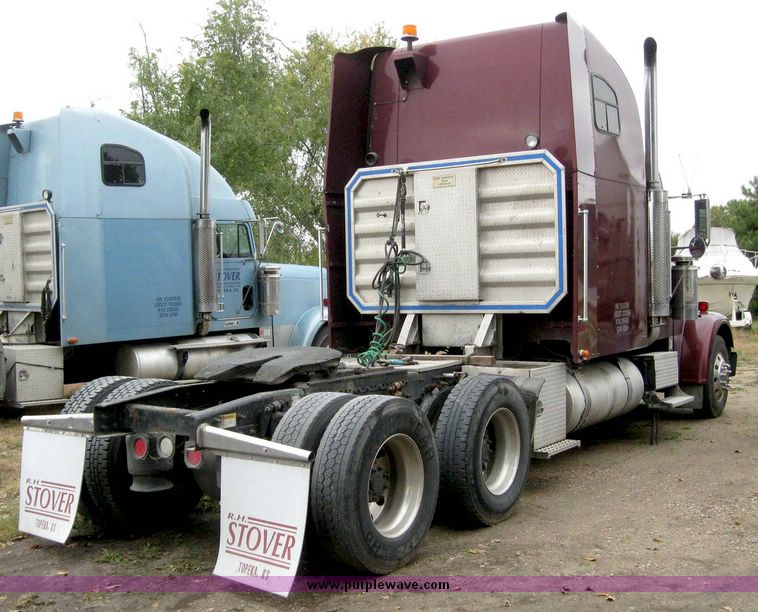 image for item 6781 2000 Freightliner Conventional FLD120 semi truck