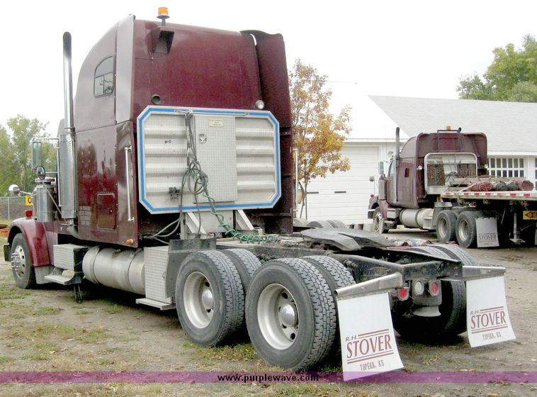 image for item 6781 2000 Freightliner Conventional FLD120 semi truck