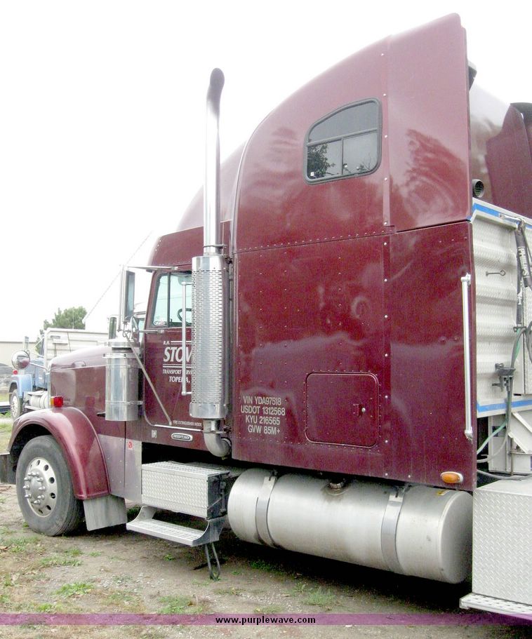 image for item 6781 2000 Freightliner Conventional FLD120 semi truck