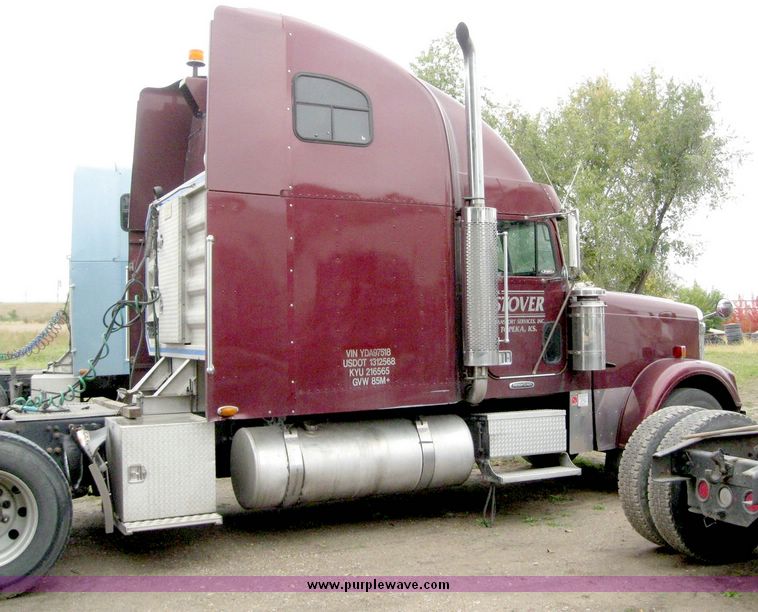 image for item 6781 2000 Freightliner Conventional FLD120 semi truck