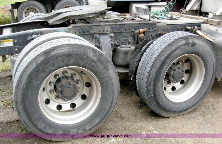 image for item 6781 2000 Freightliner Conventional FLD120 semi truck