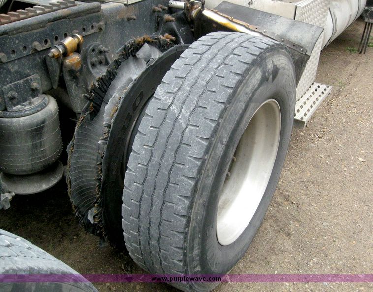 image for item 6781 2000 Freightliner Conventional FLD120 semi truck