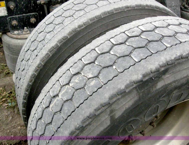 image for item 6781 2000 Freightliner Conventional FLD120 semi truck